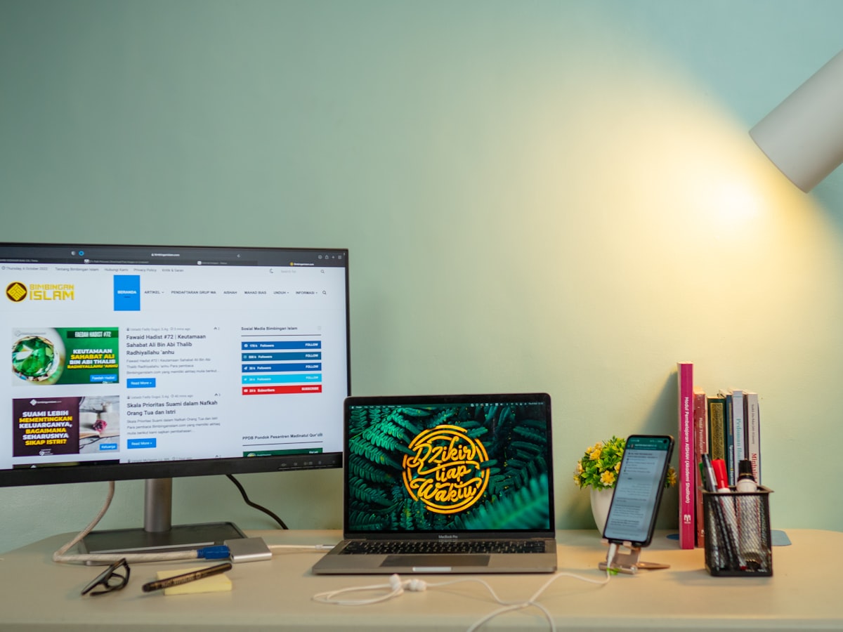 BenQ ScreenBar Halo monitor lightbar