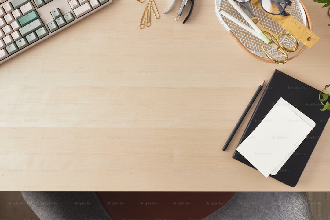 Thuiswerkplek met ergonomische muismat, monitorarm en voetenbankje