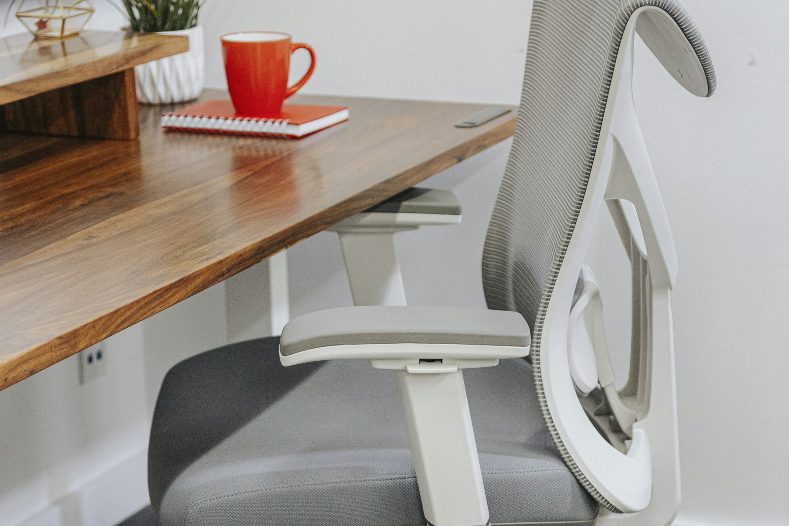 Ergonomische bureaustoel bij een opgeruimd thuiswerkplek