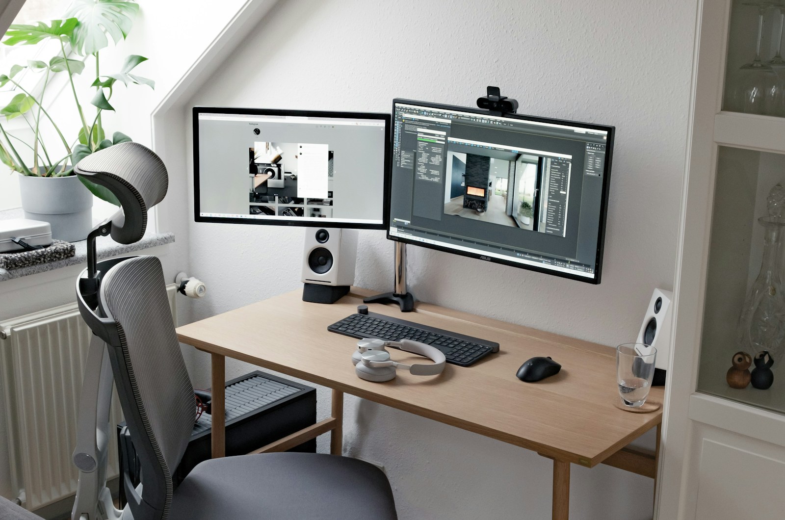 Monitor op een verstelbare monitorarm aan de rand van een thuiswerkbureau