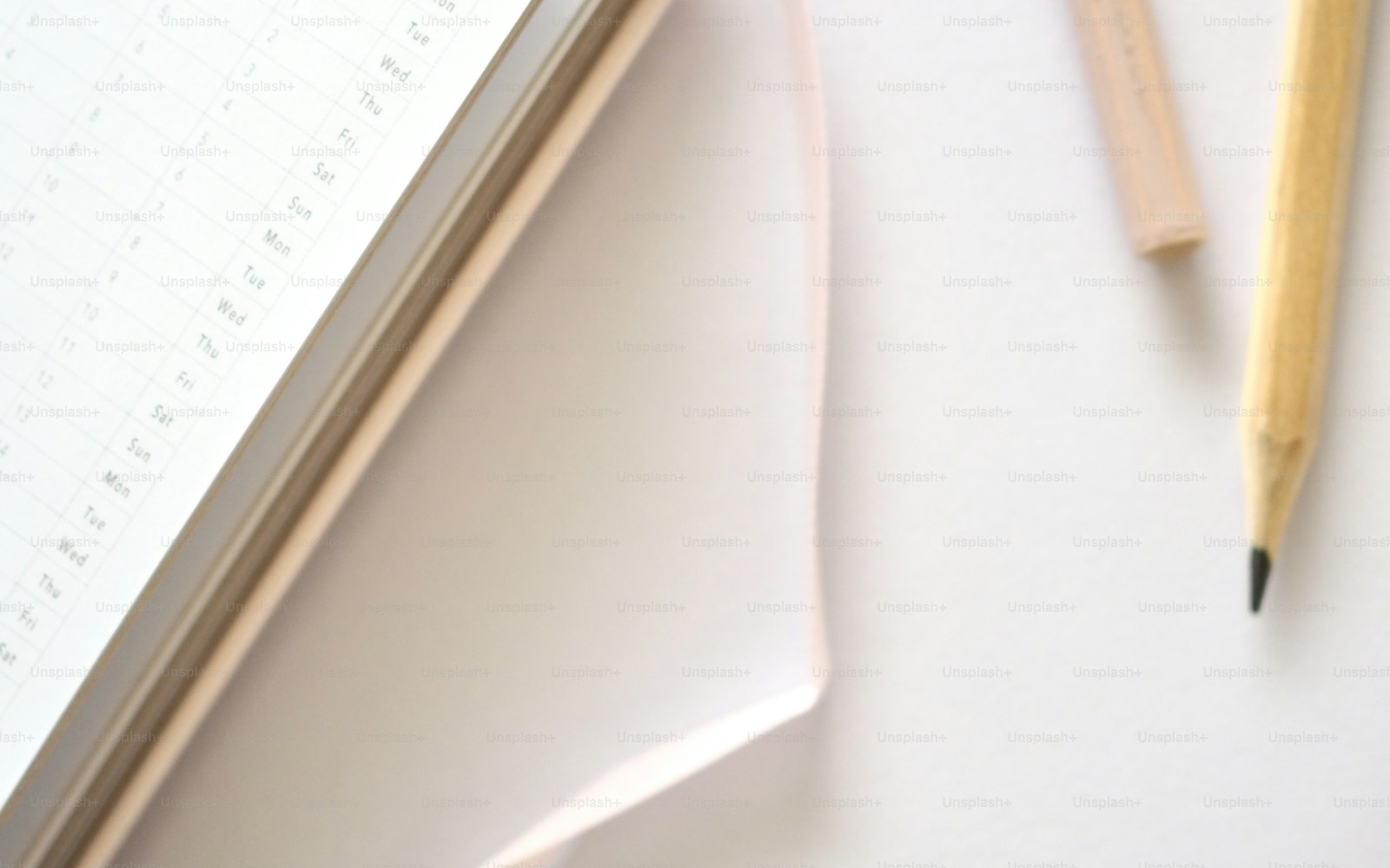 Weekplanner en jaarplanner opengeslagen op een opgeruimd bureau
