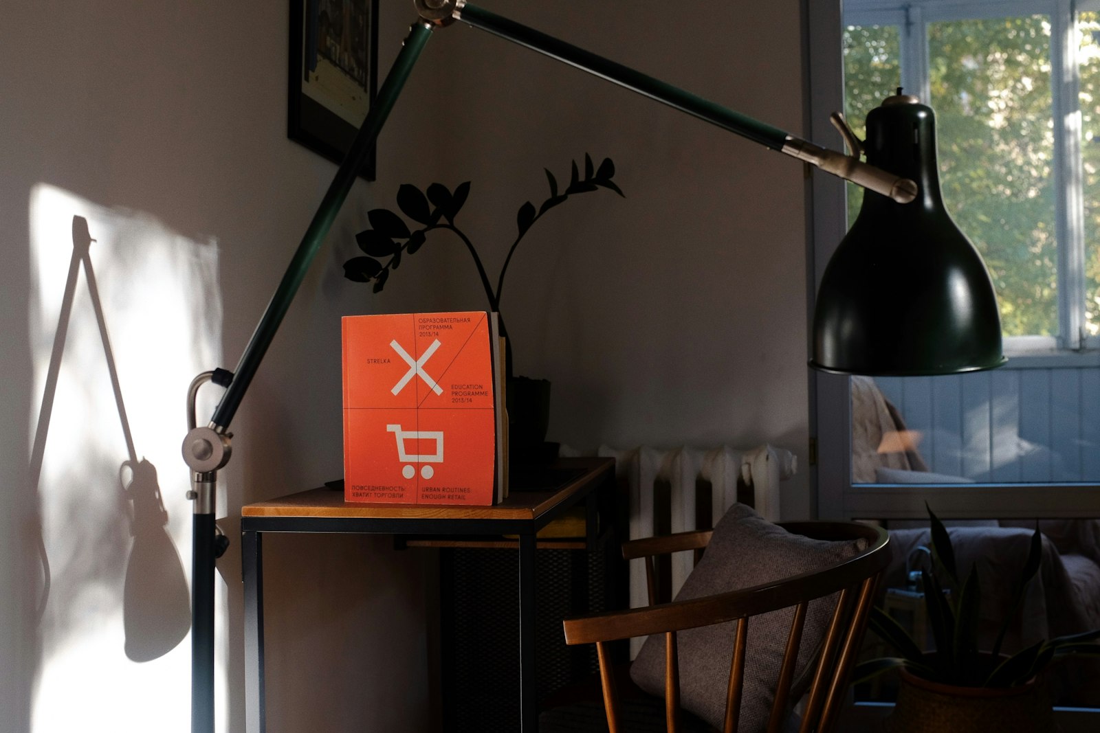 Goed verlichte thuiswerkplek met bureau, stoel en bureaulamp