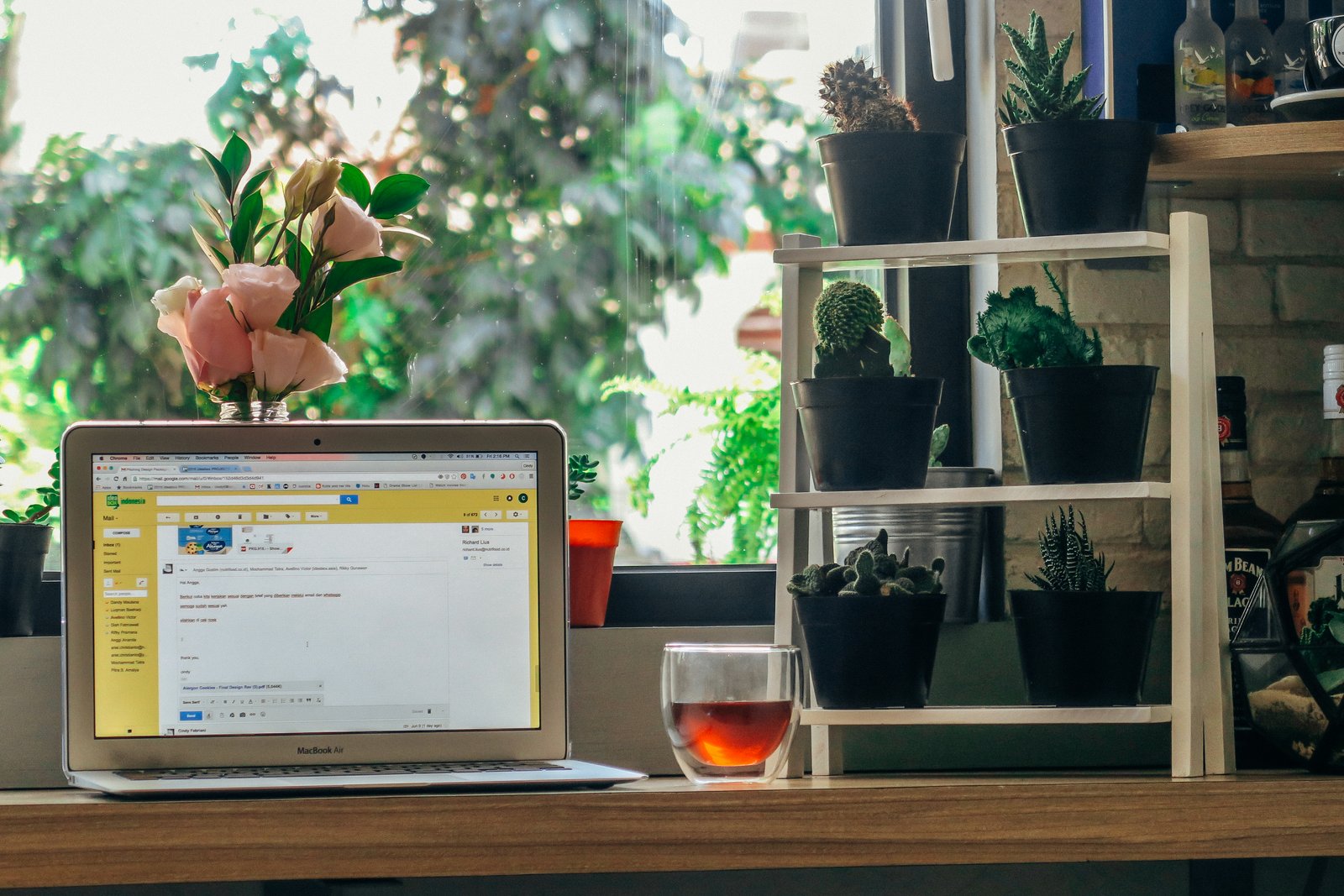 Thuiswerkplek met laptop en groene kantoorplanten op het bureau