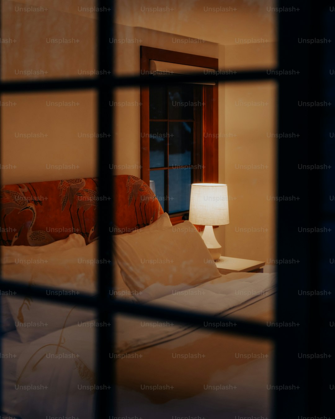 White noise machine op een nachtkastje naast een bed in een rustige slaapkamer