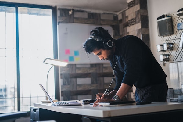 Geconcentreerde persoon aan bureau met headset