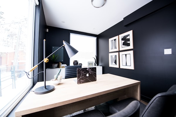 Bureau met goede bureaulamp en rustige werksfeer