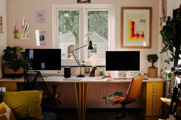 Ergonomische thuiswerkplek met monitor op ooghoogte